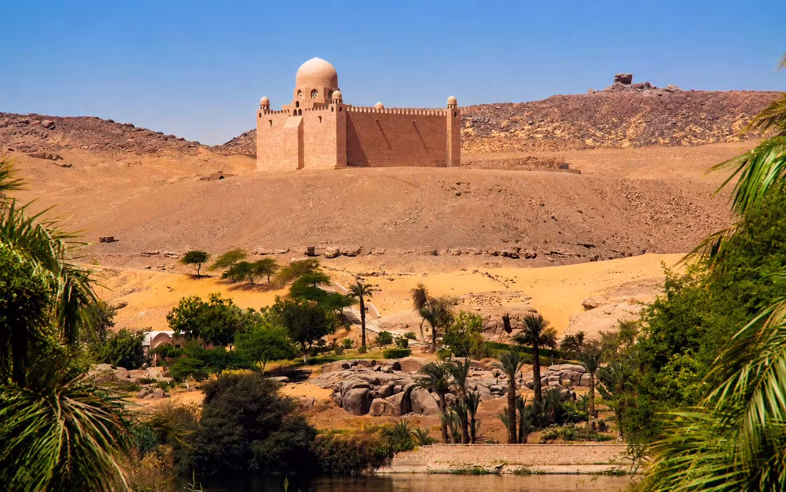 Mauzóleum Aga Chána nad zeleným údolím Nílu v Asuáne, Egypt