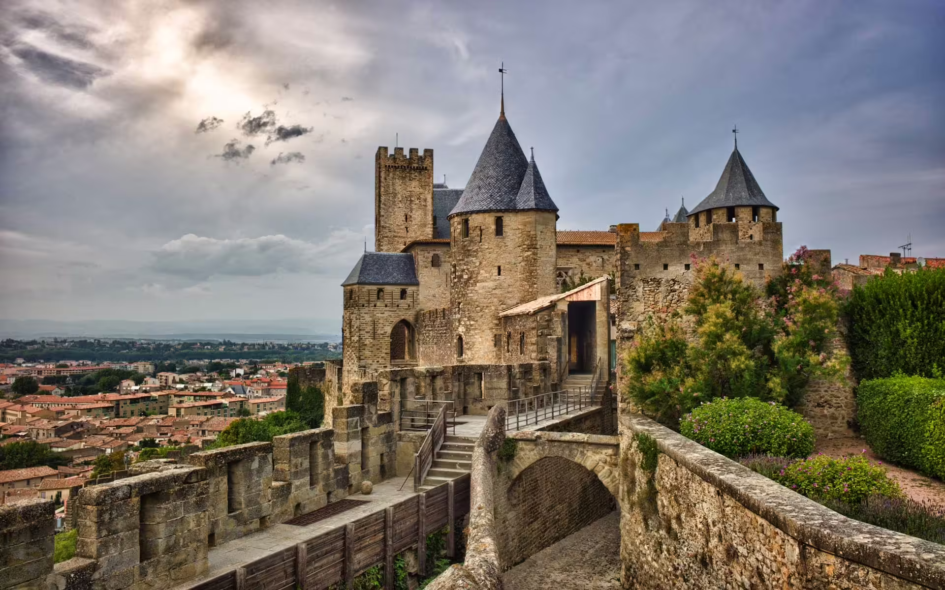 Château Comtal a kamenné opevnenie vo vnútri Cité de Carcassonne