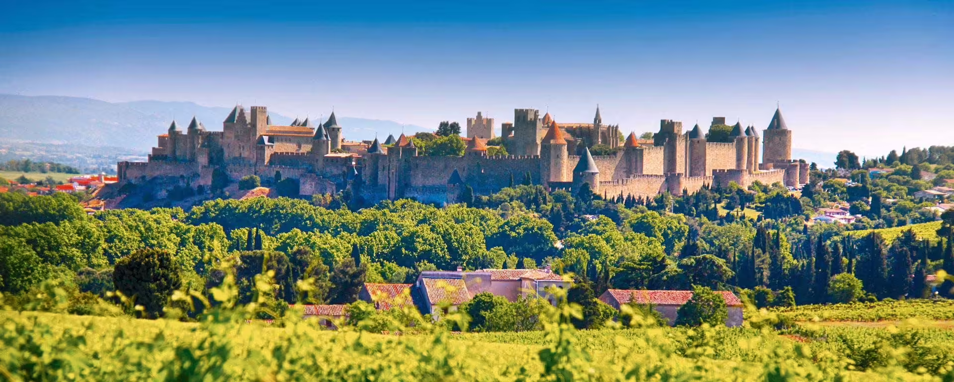 Panoráma opevneného mesta Carcassonne nad krajinou Languedocu