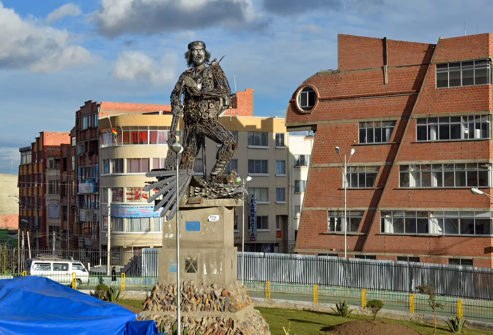 Celkový pohľad na sochu Che Guevaru zo šrotu v El Alte v Bolívii.