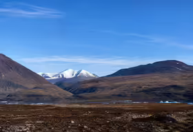 Pohľad zo západnej strany Frigg Fjordu na horské údolie a zasnežené vrcholy v severnom Grónsku