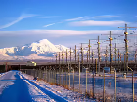 Anténové pole HAARP pri Gakone na Aljaške so zasneženými horami v pozadí