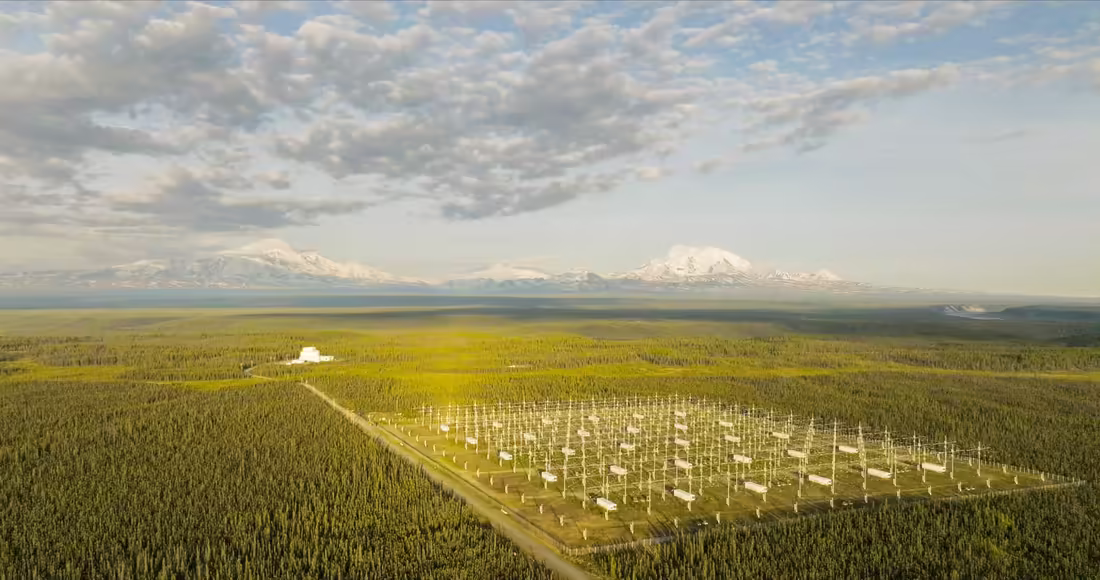 Letecký pohľad na areál HAARP v aljašskej tajge pod zasneženými horami