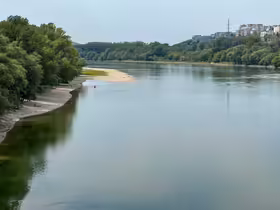 Pečnianska riviéra so štrkovou plážou na brehu Dunaja a bratislavskou zástavbou v pozadí