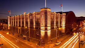 San Francisco Armory nasvietená večer na rohu Mission Street a 14th Street