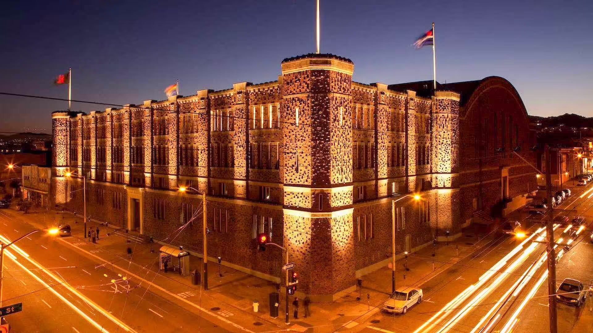 San Francisco Armory nasvietená večer na rohu Mission Street a 14th Street