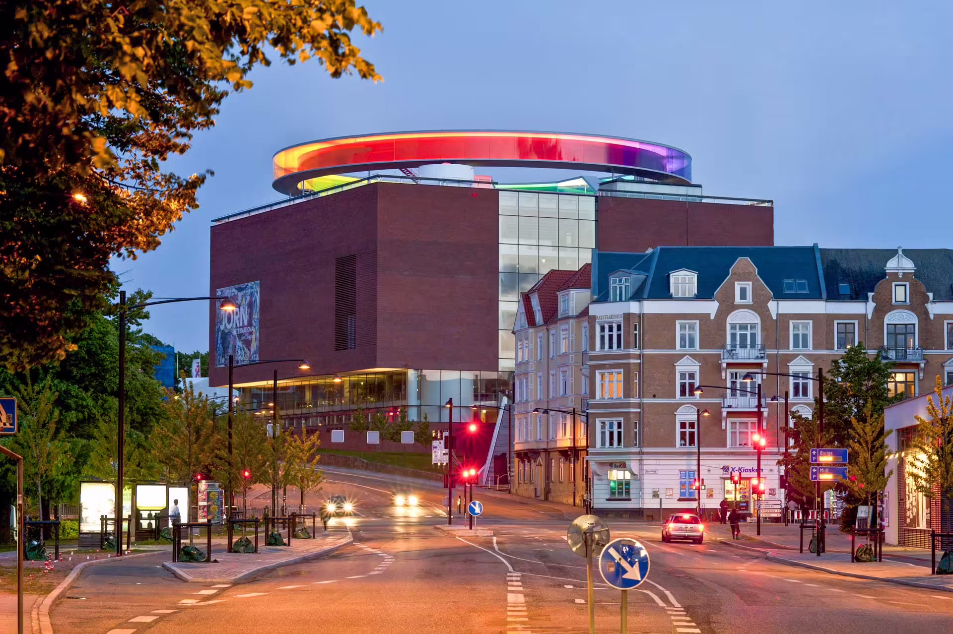 Budova múzea ARoS v Aarhuse s farebným prstencom Your Rainbow Panorama na streche