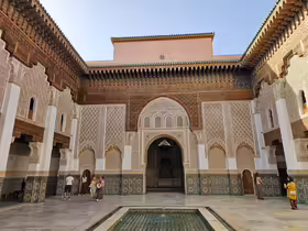 Centrálne nádvorie medresy Ben Youssef v Marrákeši s vodnou nádržou a zellige mozaikami