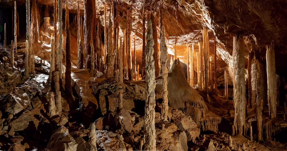 Stalaktity a stalagmity v osvetlenej jaskyni národného parku Gunung Mulu