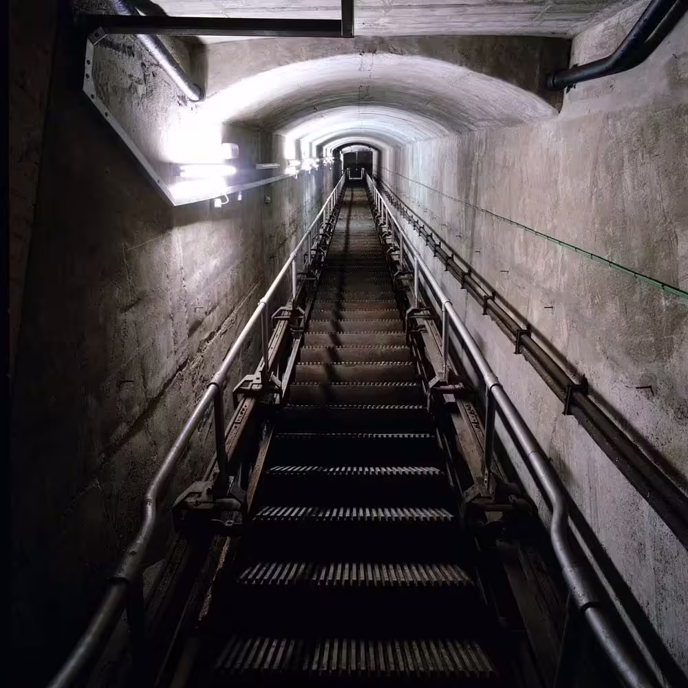 Burlingtonský bunker – podzemné schodisko Úzke kovové schodisko vedúce podzemnými chodbami Burlingtonského bunkra