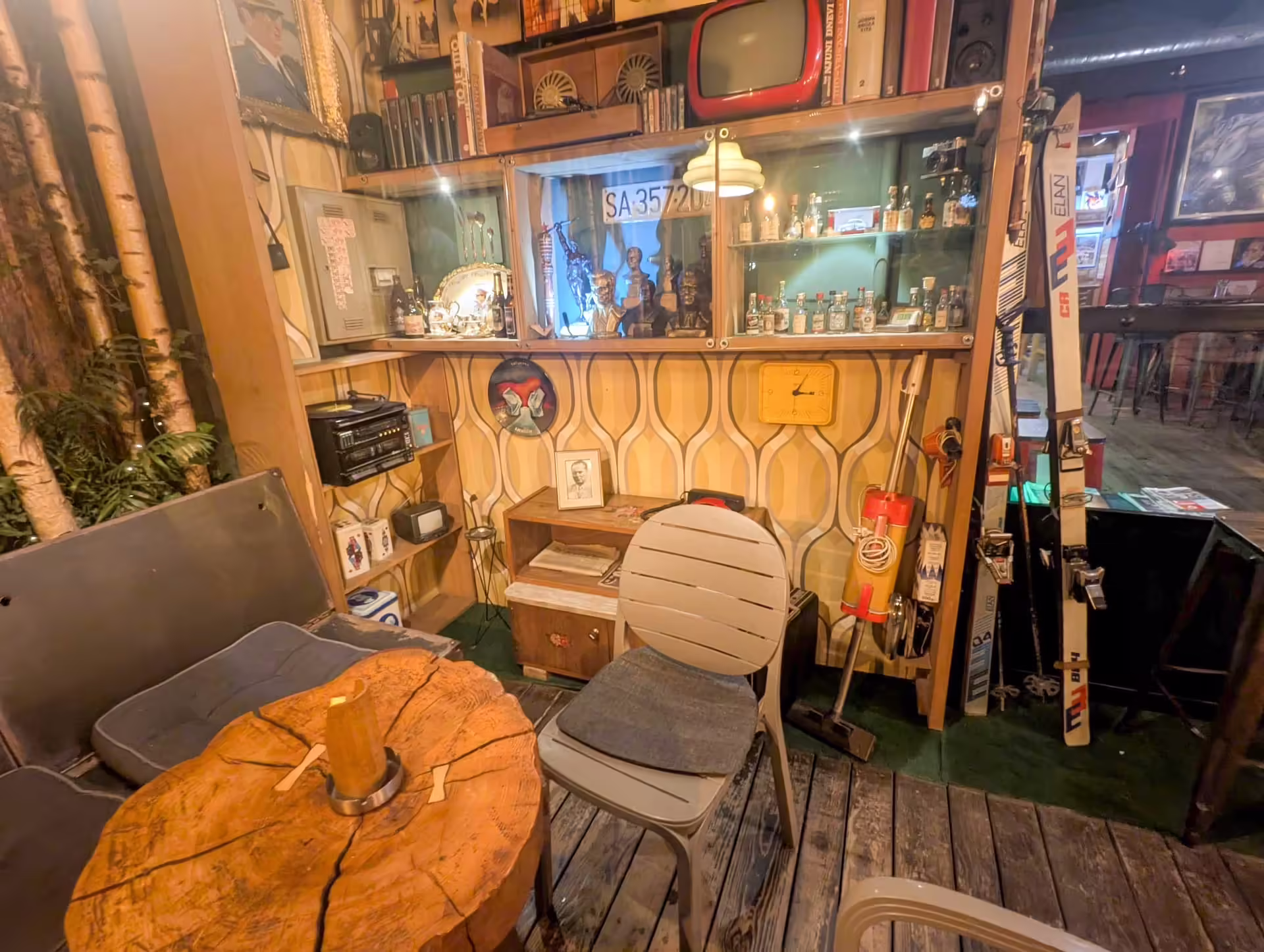 Retro kút Cafe Tito s televízorom, rádiom, lyžami a vitrínou s historickými predmetmi