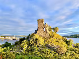 Ruiny hradu Caisteal Maol nad prístavom Kyleakin na ostrove Skye
