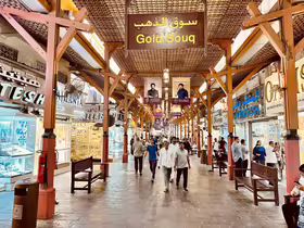 Krytá pasáž Dubai Gold Souk s obchodmi so zlatom v Dubaji