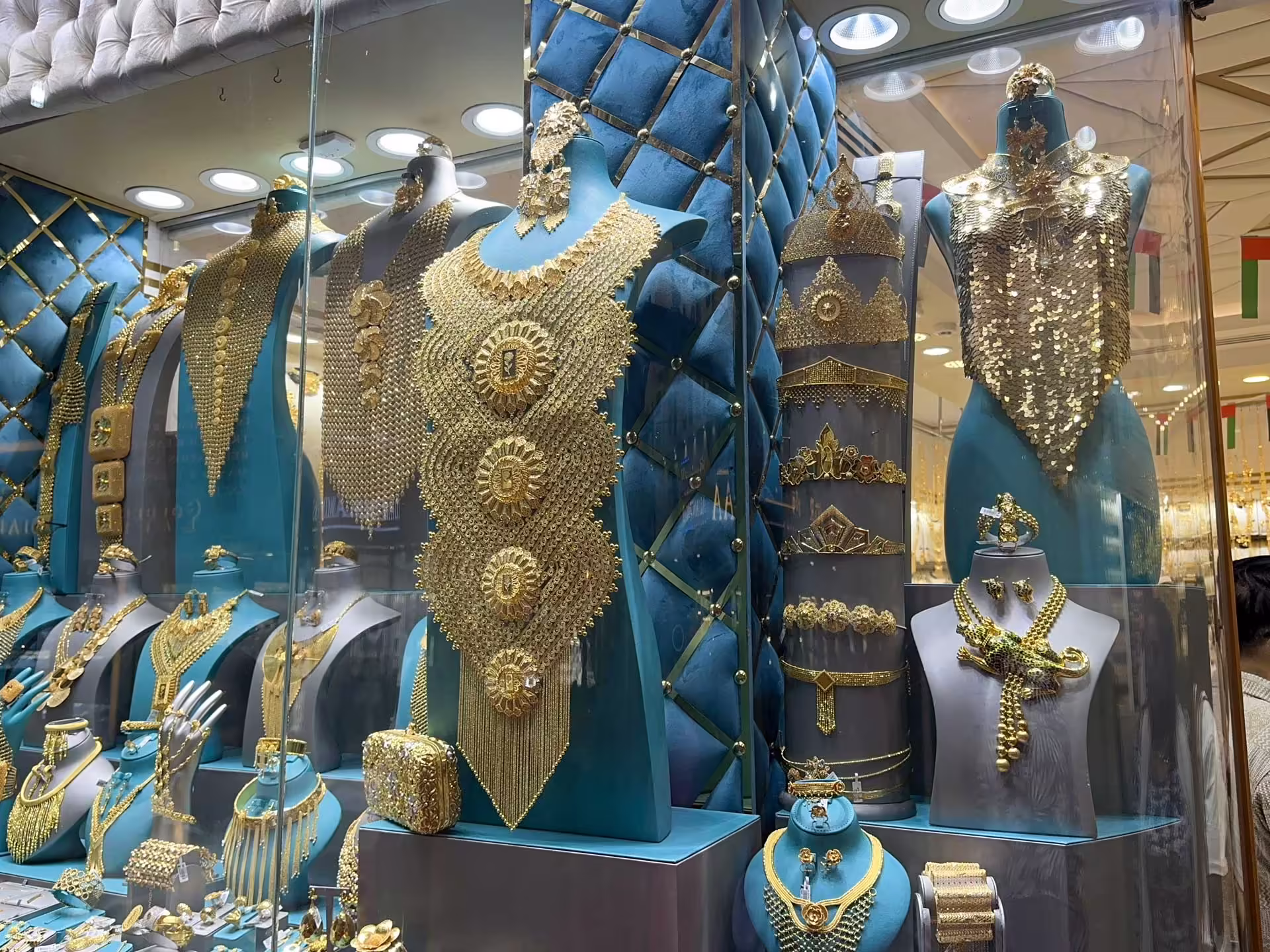 Výklad Dubai Gold Souk s masívnymi zlatými náhrdelníkmi a šperkami na figurínach