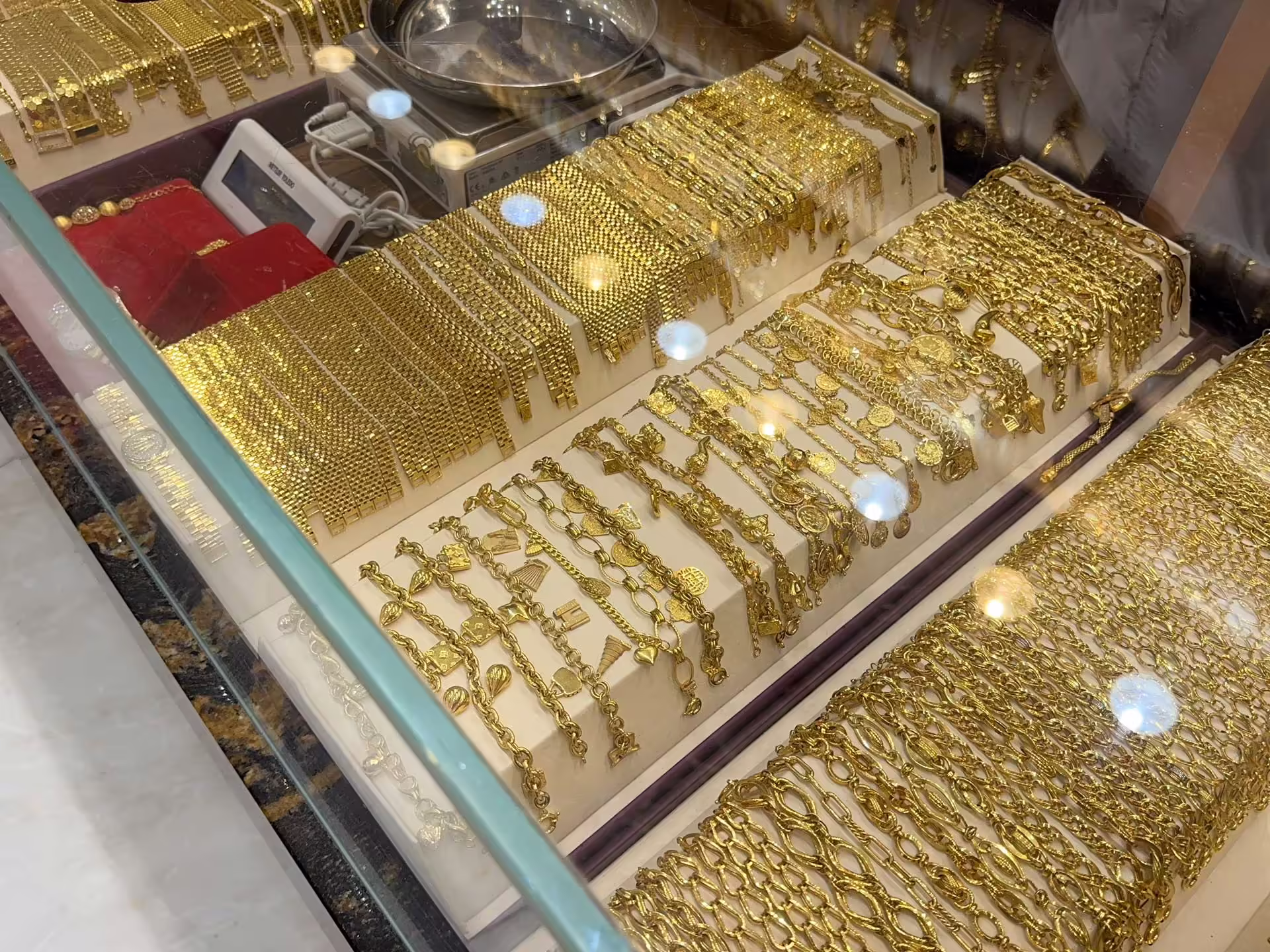 Zlaté náramky, retiazky a ozdobné šperky vo vitríne Dubai Gold Souk