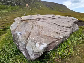 Dwarfie Stane, praveká hrobka vytesaná do pieskovcového bloku na ostrove Hoy