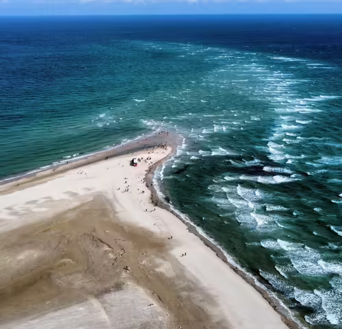 Piesočný výbežok Grenen pri Skagene, kde sa stretávajú Skagerrak a Kattegat
