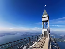 Horná stanica Hammetschwand Elevator s mostíkom a výhľadom na Vierwaldstätterské jazero