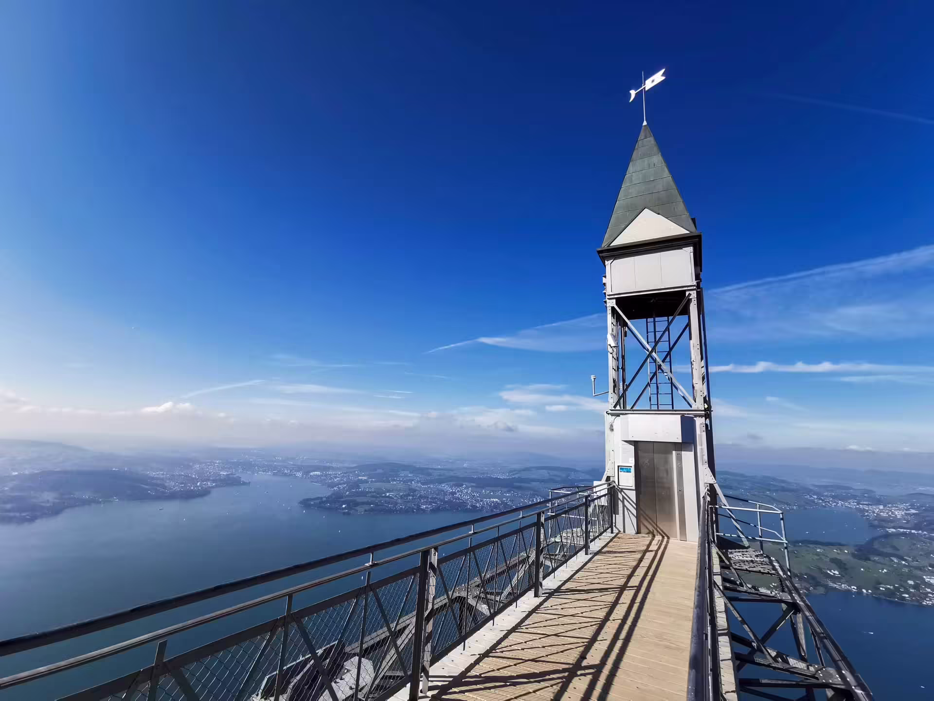 Horná stanica Hammetschwand Elevator s mostíkom a výhľadom na Vierwaldstätterské jazero