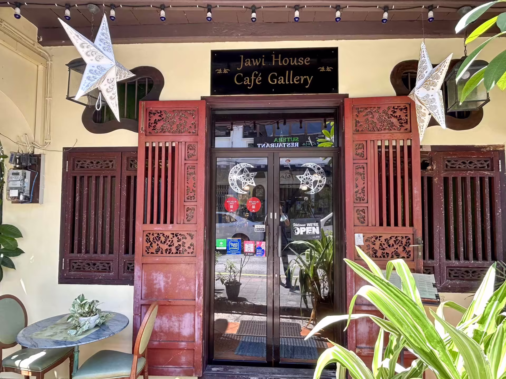 Vstup do Jawi House Café Gallery s drevenými okenicami v George Towne