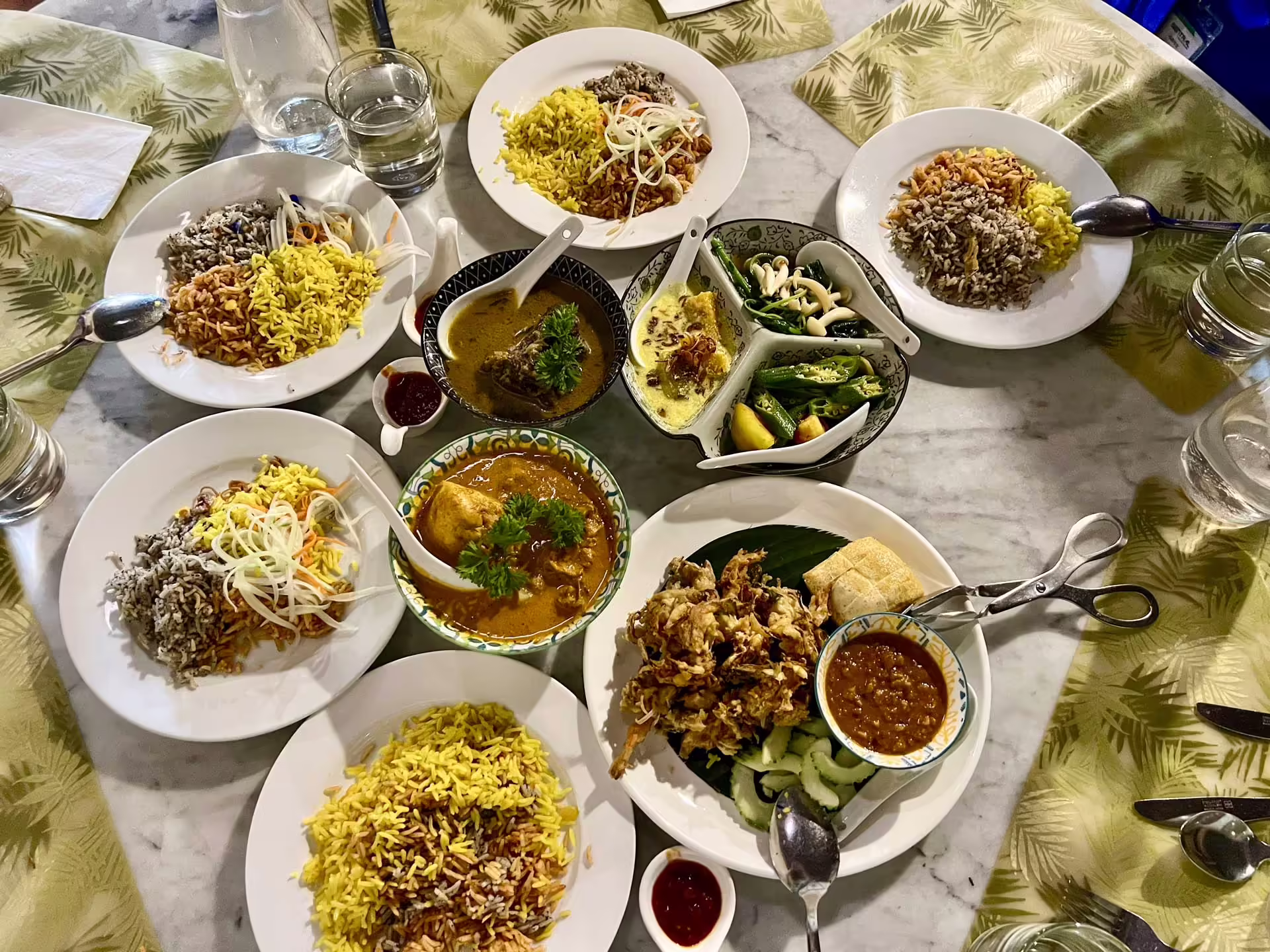 Stôl s ryžou, kari a ďalšími jedlami kuchyne Jawi Peranakan v Jawi House