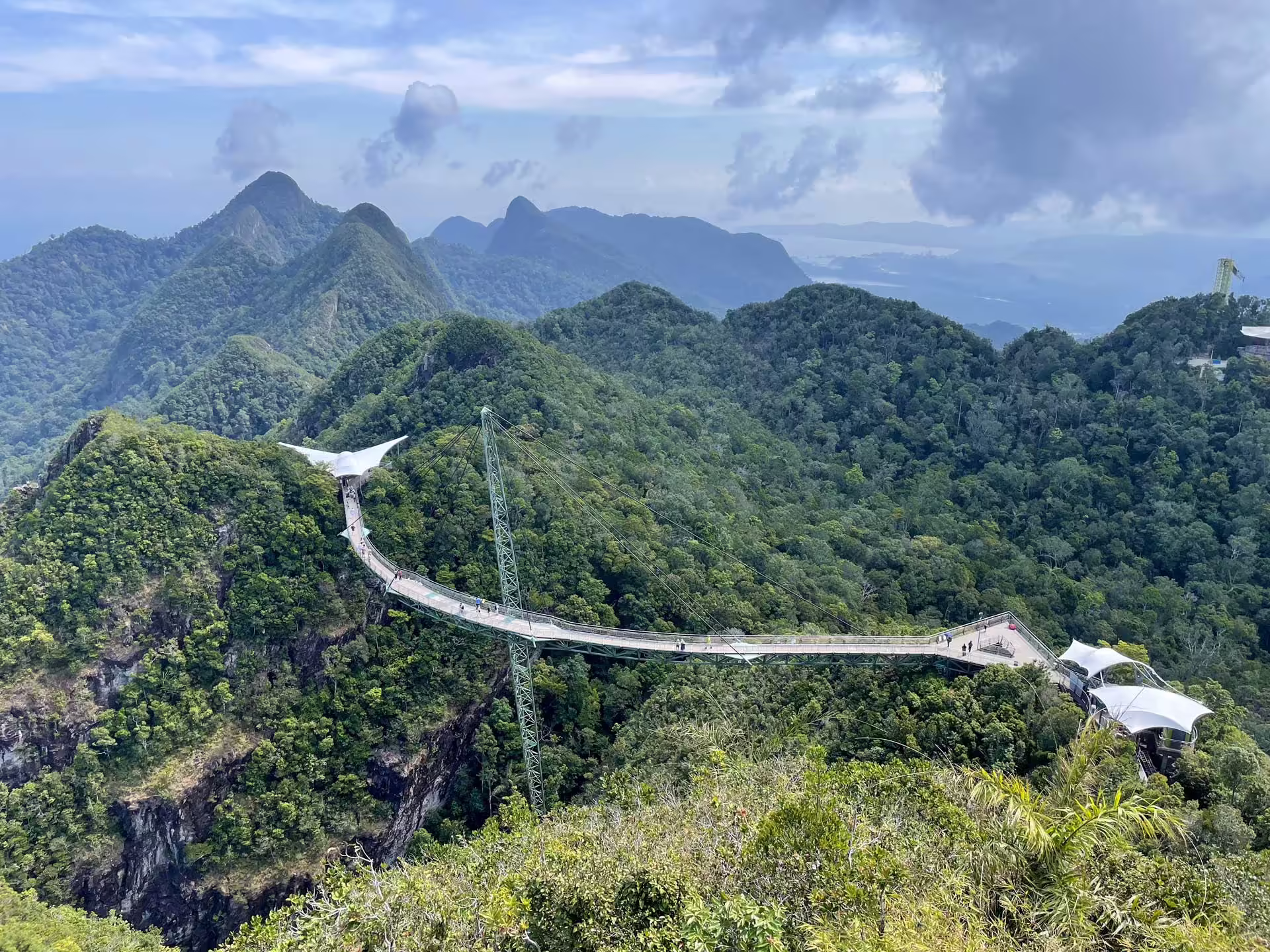 Langkawi Sky Bridge nad horským pralesom na ostrove Langkawi v Malajzii