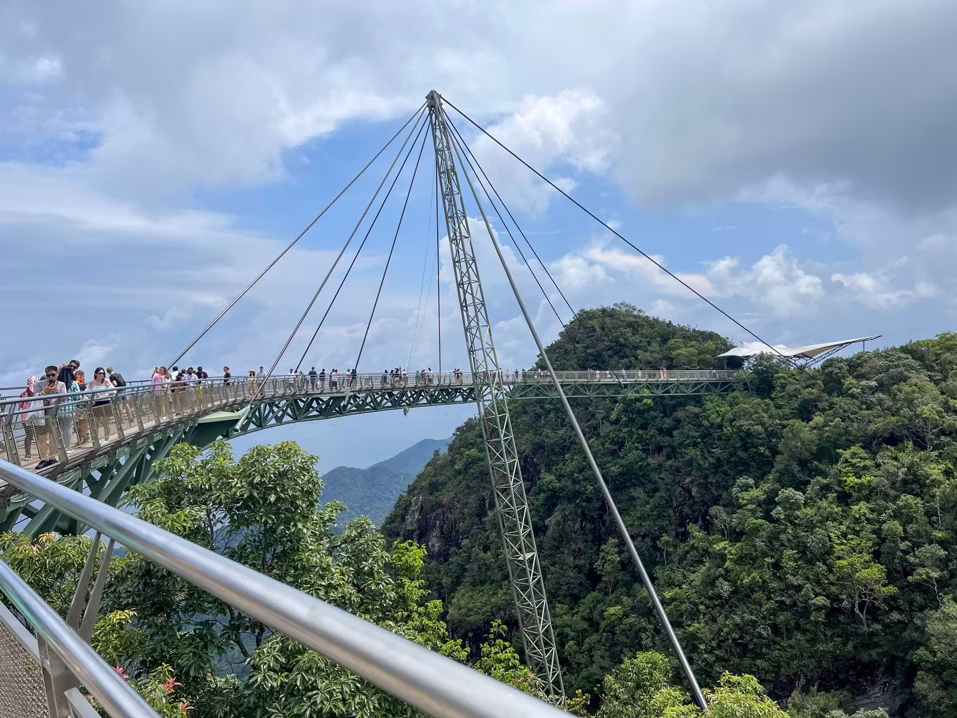 Návštevníci na Langkawi Sky Bridge pri centrálnom pylóne a oceľových lanách