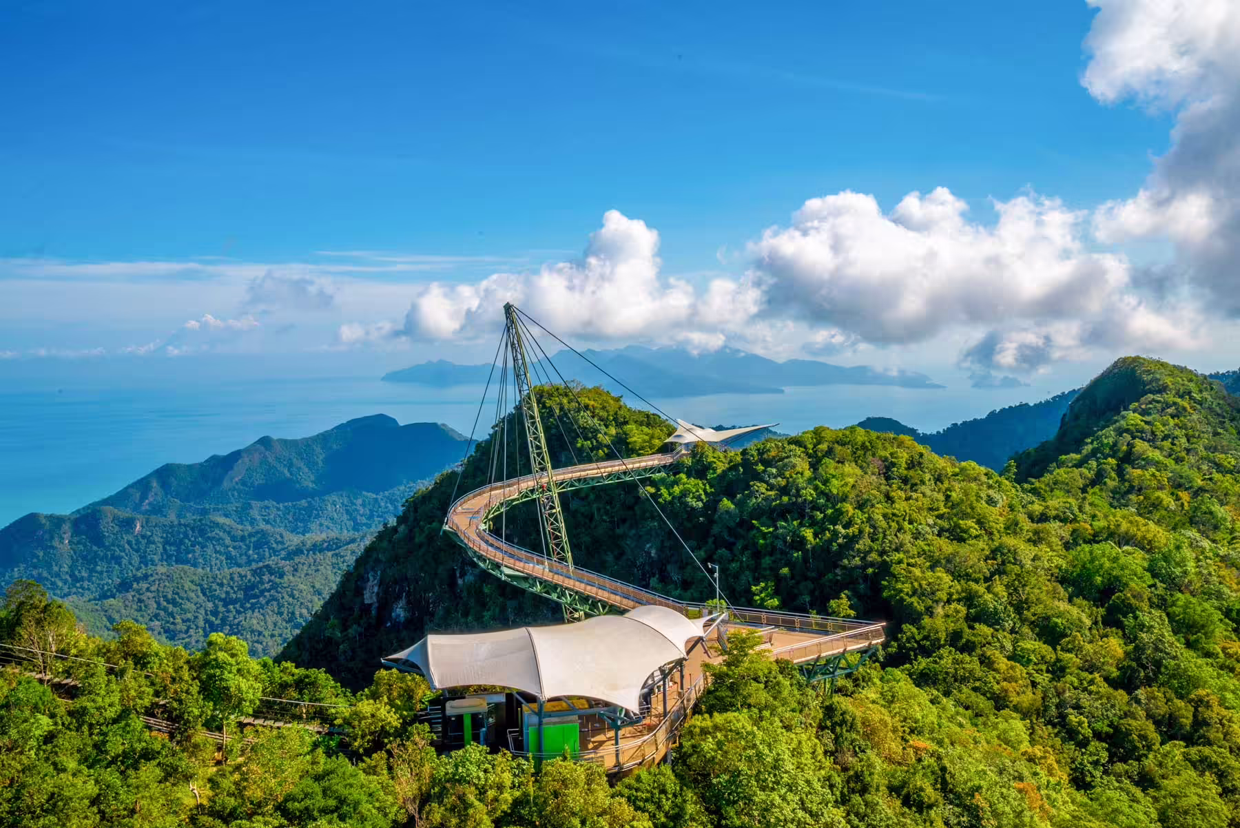 Zakrivený Langkawi Sky Bridge nad tropickým pralesom s morom a ostrovmi v pozadí