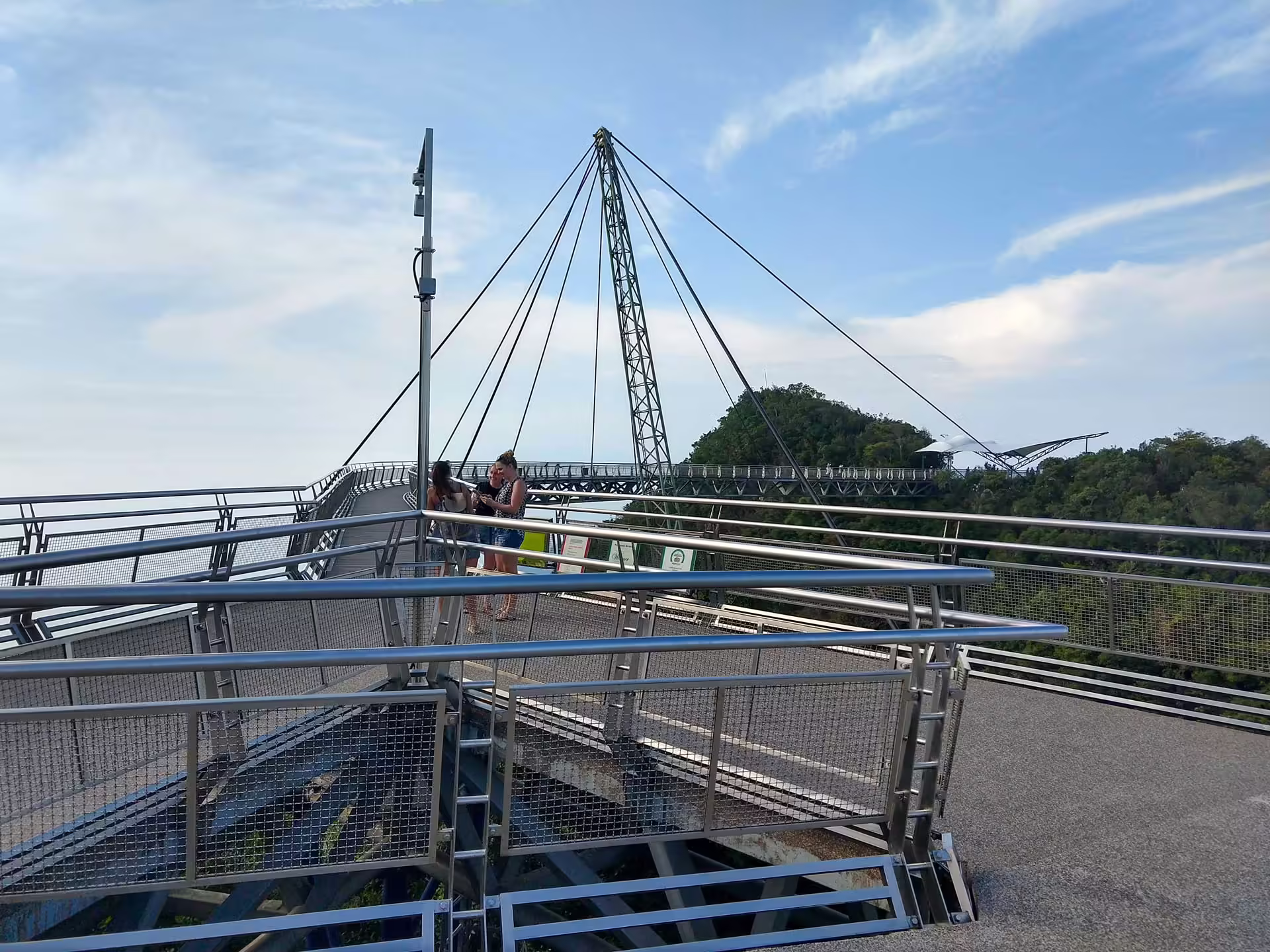 Pešia plošina a mostovka Langkawi Sky Bridge s centrálnym pylónom