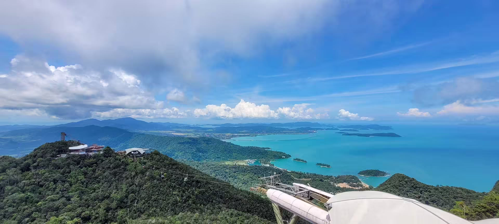 Výhľad z Gunung Mat Chinchang na pobrežie Langkawi, ostrovy a lanovku
