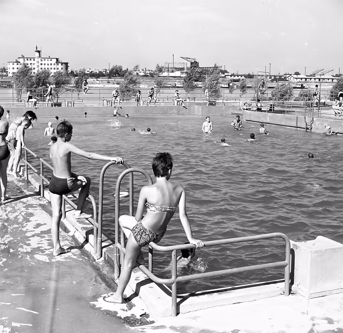 Bazén kúpaliska Lido s návštevníkmi v Bratislave v roku 1962