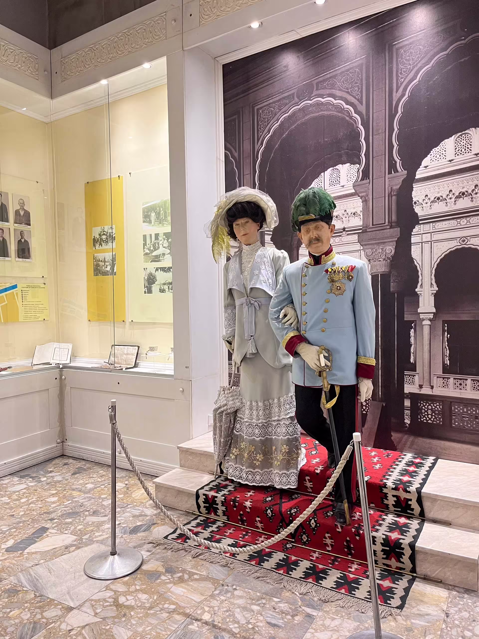Múzejná expozícia s figurínami Františka Ferdinanda a Žofie v dobovom odeve
