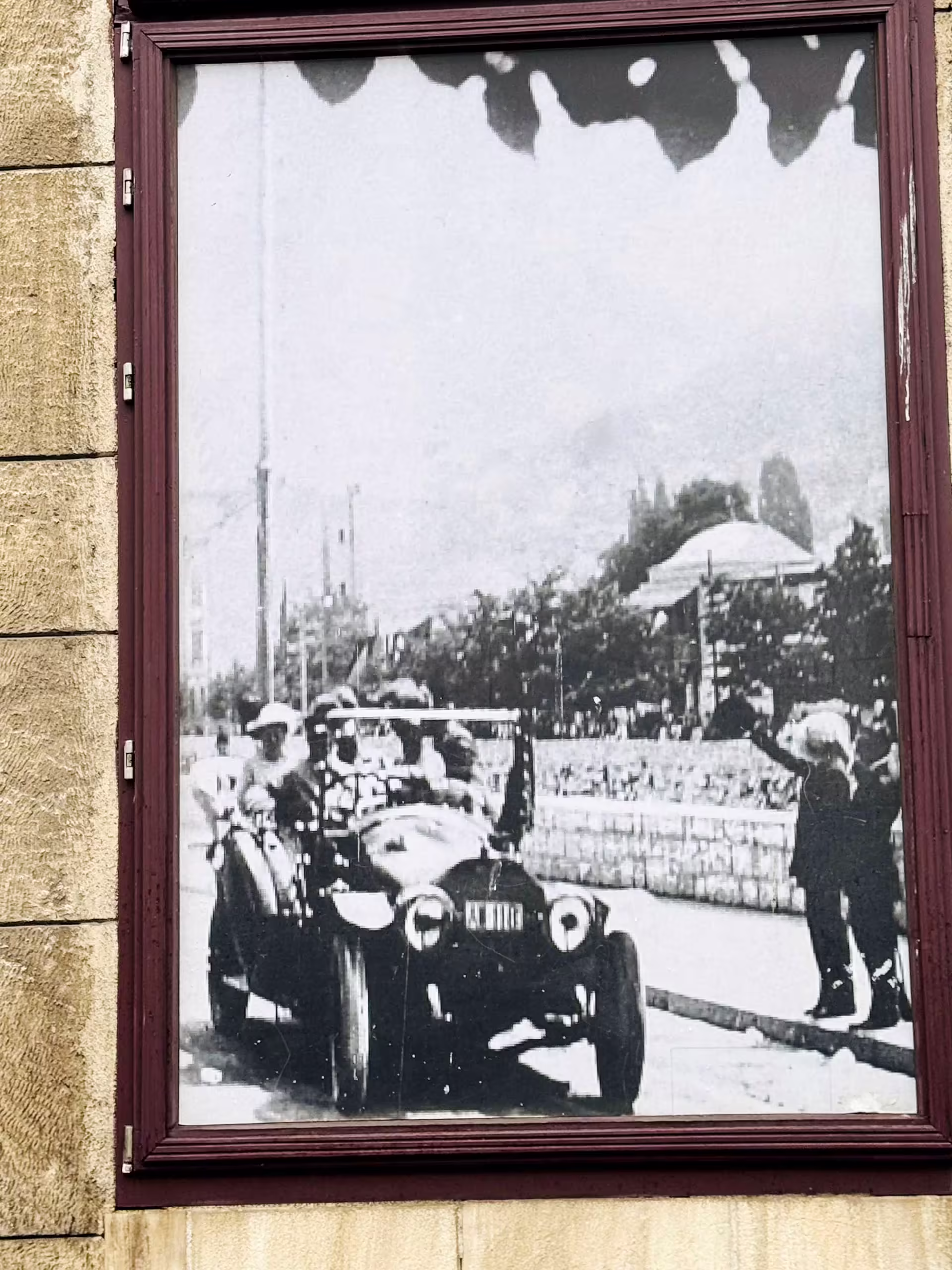 Dobová fotografia automobilovej kolóny počas návštevy Františka Ferdinanda v Sarajeve v roku 1914