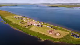Letecký pohľad na archeologické nálezisko Ness of Brodgar na Orknejách v Škótsku