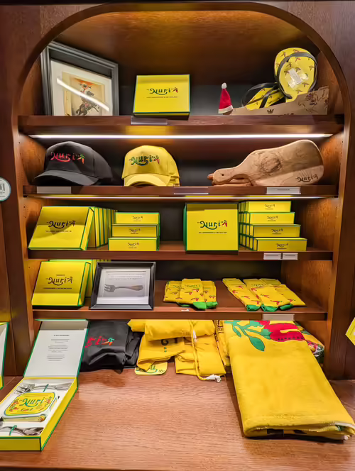 Darčeky a merchandise NURI v predajni vo Viedni