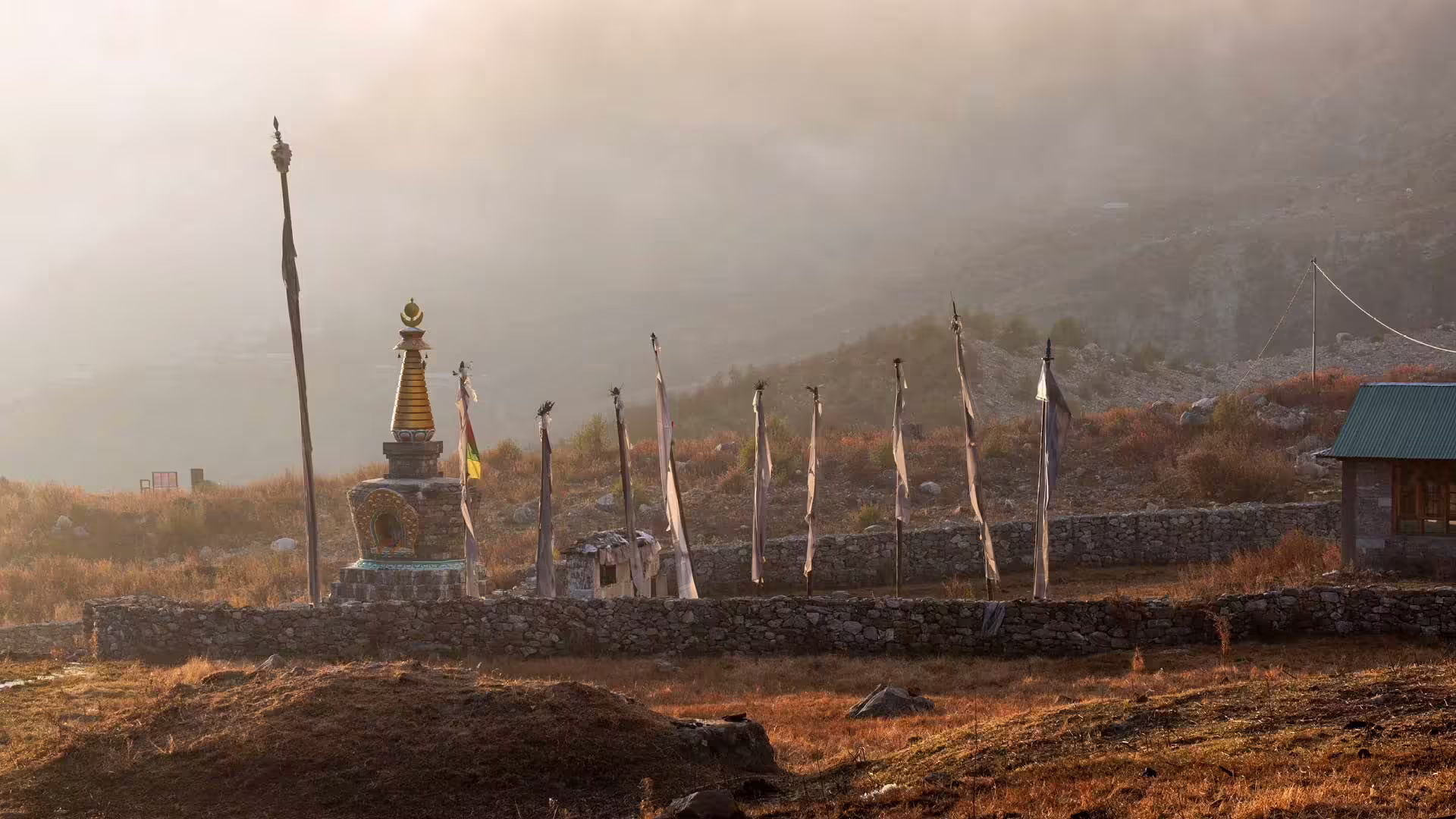 Budhistická stúpa a modlitebné vlajky v údolí Langtang v Nepále
