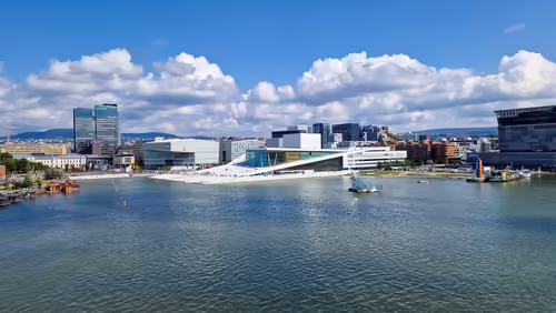 Opera v Osle pri zálive Bjørvika so sochou She Lies na vode