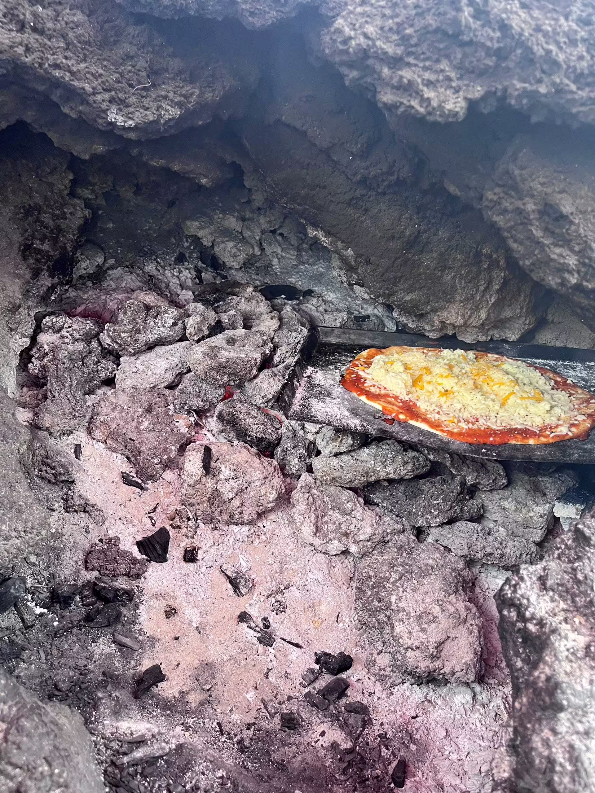 Pizza sa pečie na horúcich lávových skalách v dutine sopky Pacaya