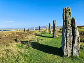Stojace kamene Ring of Brodgar pokryté lišajníkmi v krajine Orknejí
