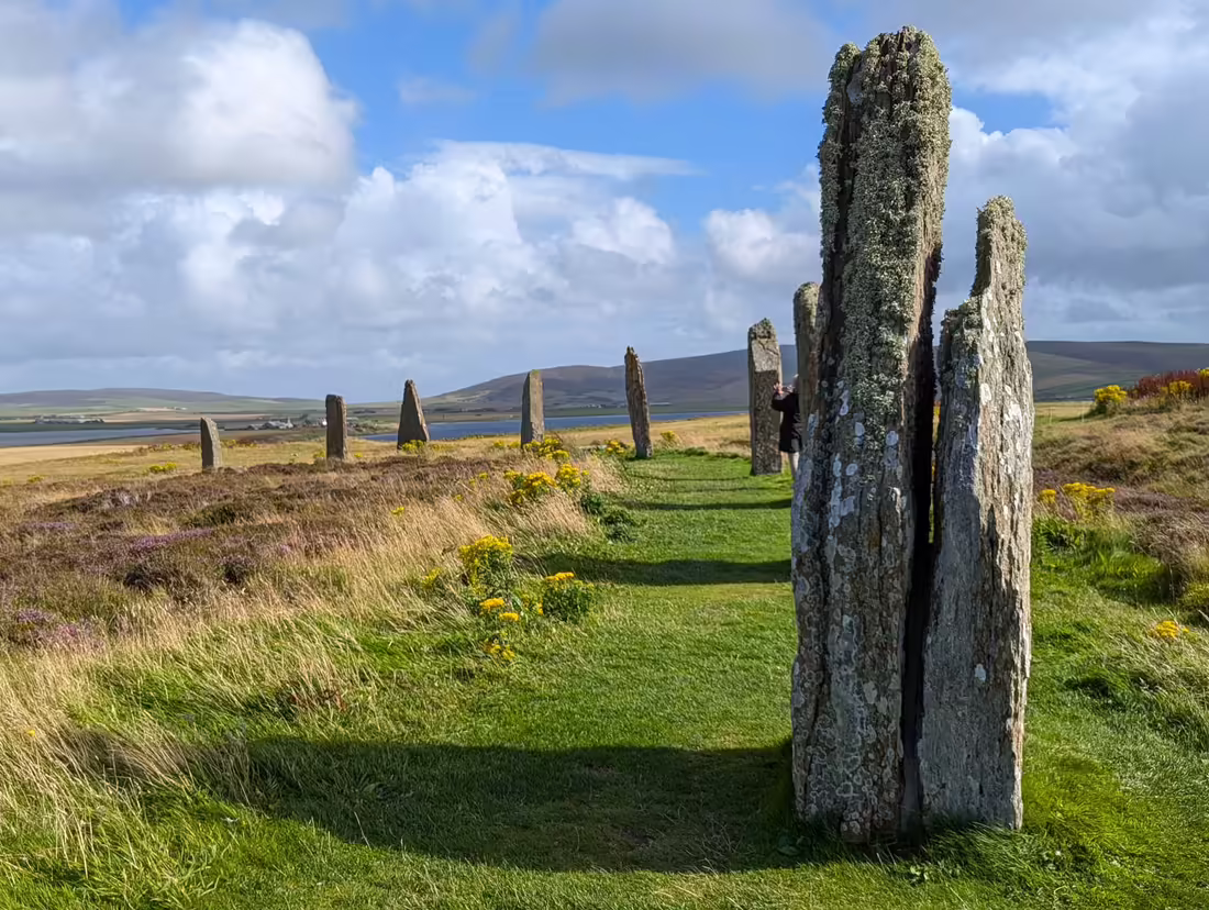Vysoké menhiry Ring of Brodgar s ďalšími stojacimi kameňmi v pozadí