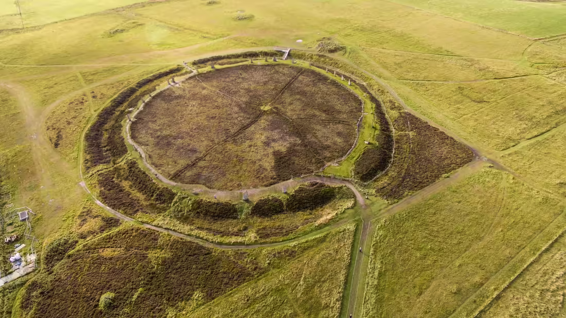 Letecký pohľad na kruhový areál Ring of Brodgar a priekopu okolo stojacich kameňov