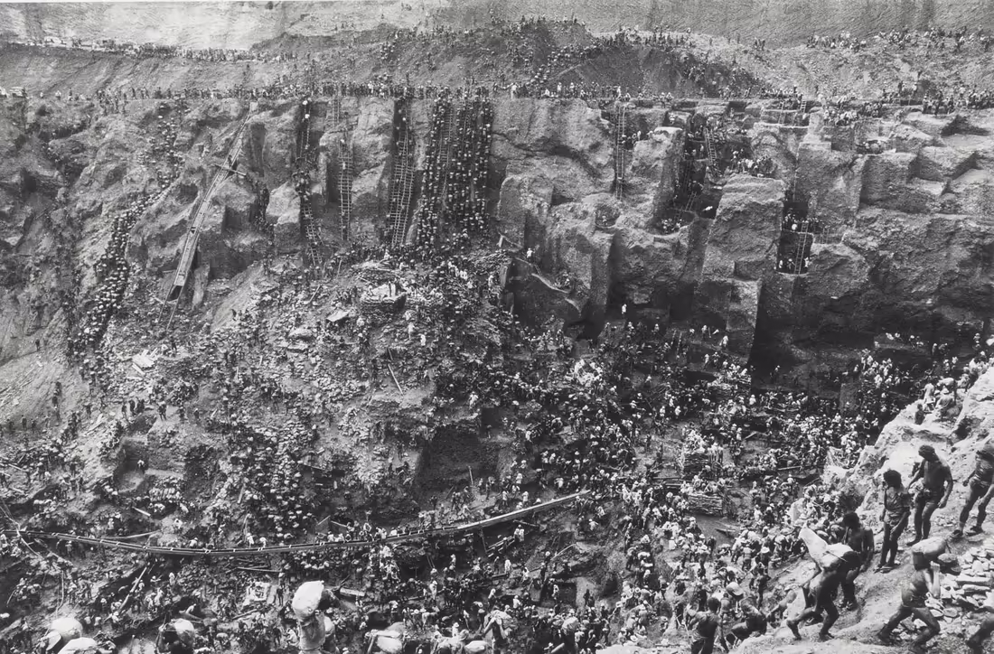 Celkový pohľad na baňu Serra Pelada v roku 1986 Obrovský otvorený lom Serra Pelada zaplnený tisíckami zlatokopov a drevenými rebríkmi