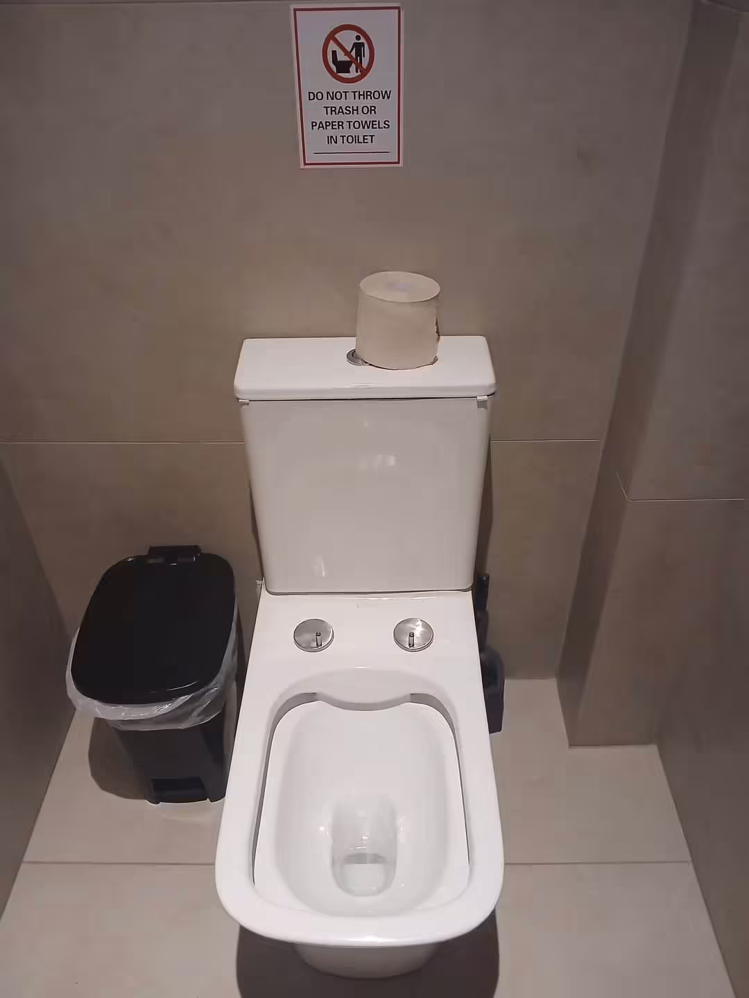 Moderná toaleta v Grécku s košom a tabuľkou zakazujúcou hádzať papier do WC