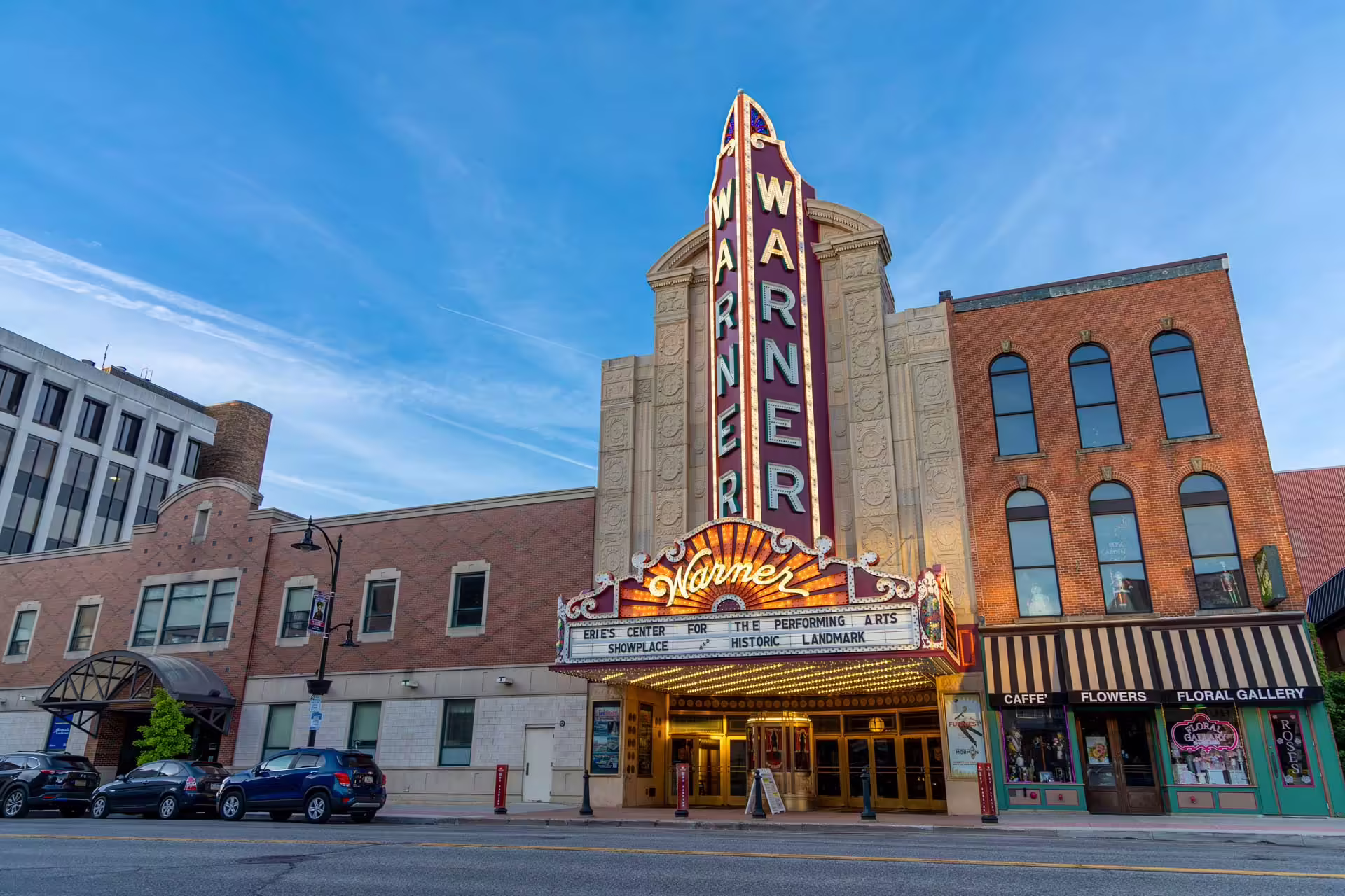 Historická fasáda Warner Theatre v Erie s osvetleným vertikálnym pútačom