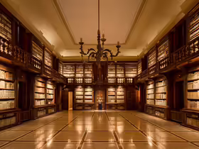Historický interiér Biblioteca Capitolare vo Verone s drevenými regálmi plnými starých kníh