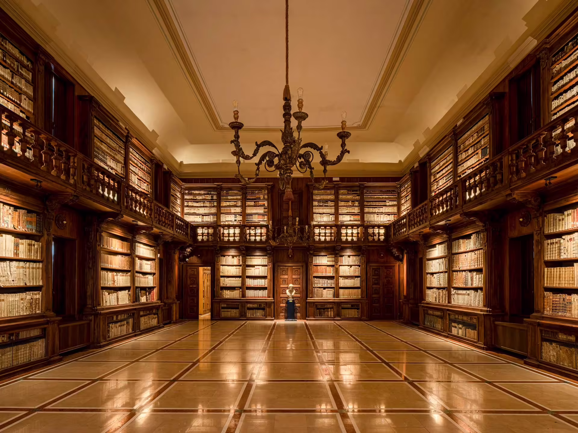 Historický interiér Biblioteca Capitolare vo Verone s drevenými regálmi plnými starých kníh