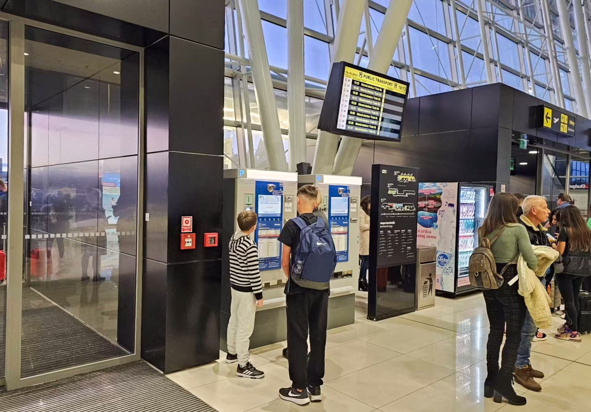 Automaty na lístky MHD v príletovej hale Letiska Bratislava
