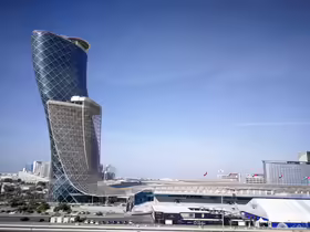 Naklonený mrakodrap Capital Gate v Abú Zabí pri výstavisku ADNEC