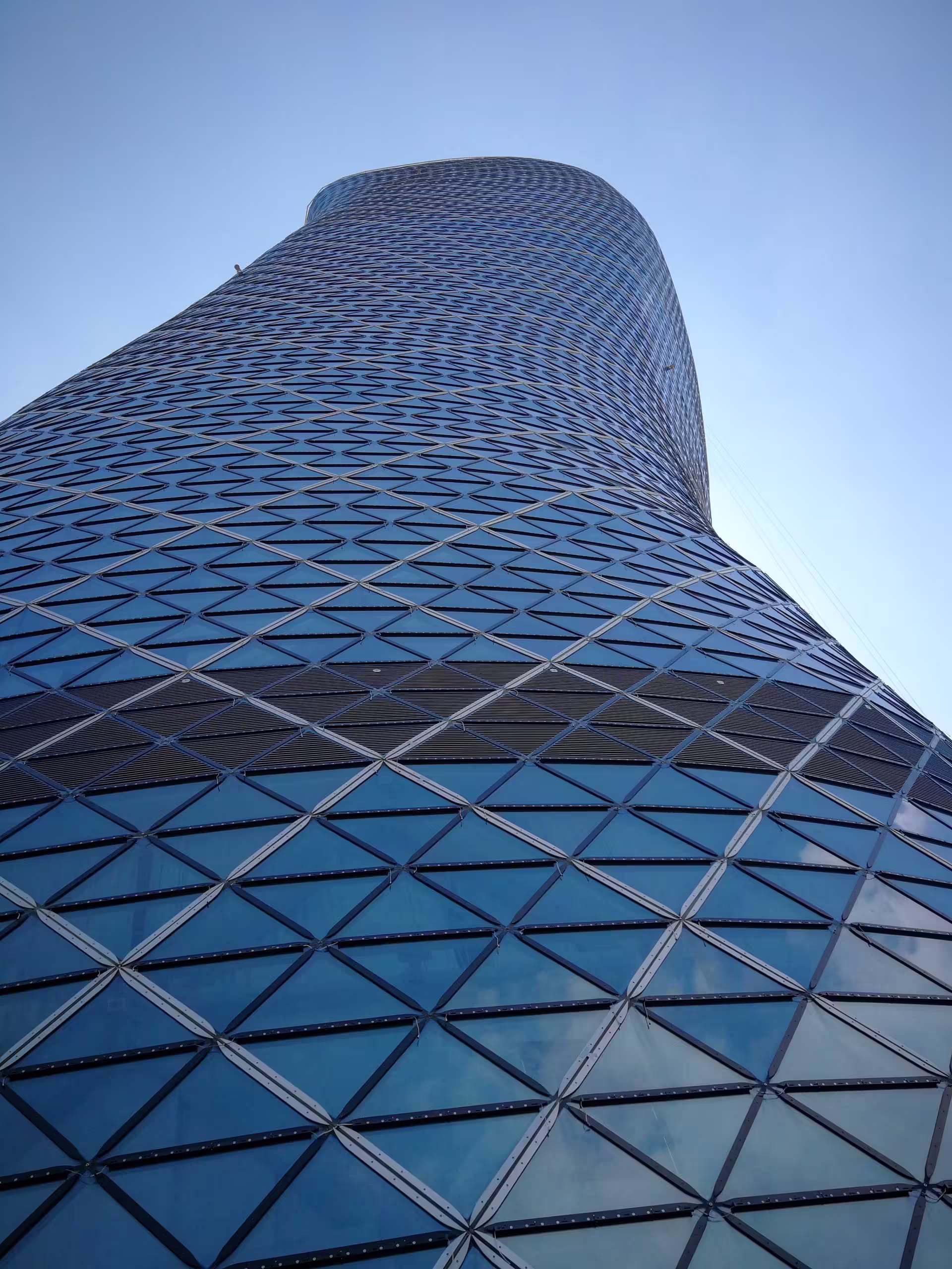 Detail sklenenej fasády a diagonálnej oceľovej konštrukcie mrakodrapu Capital Gate
