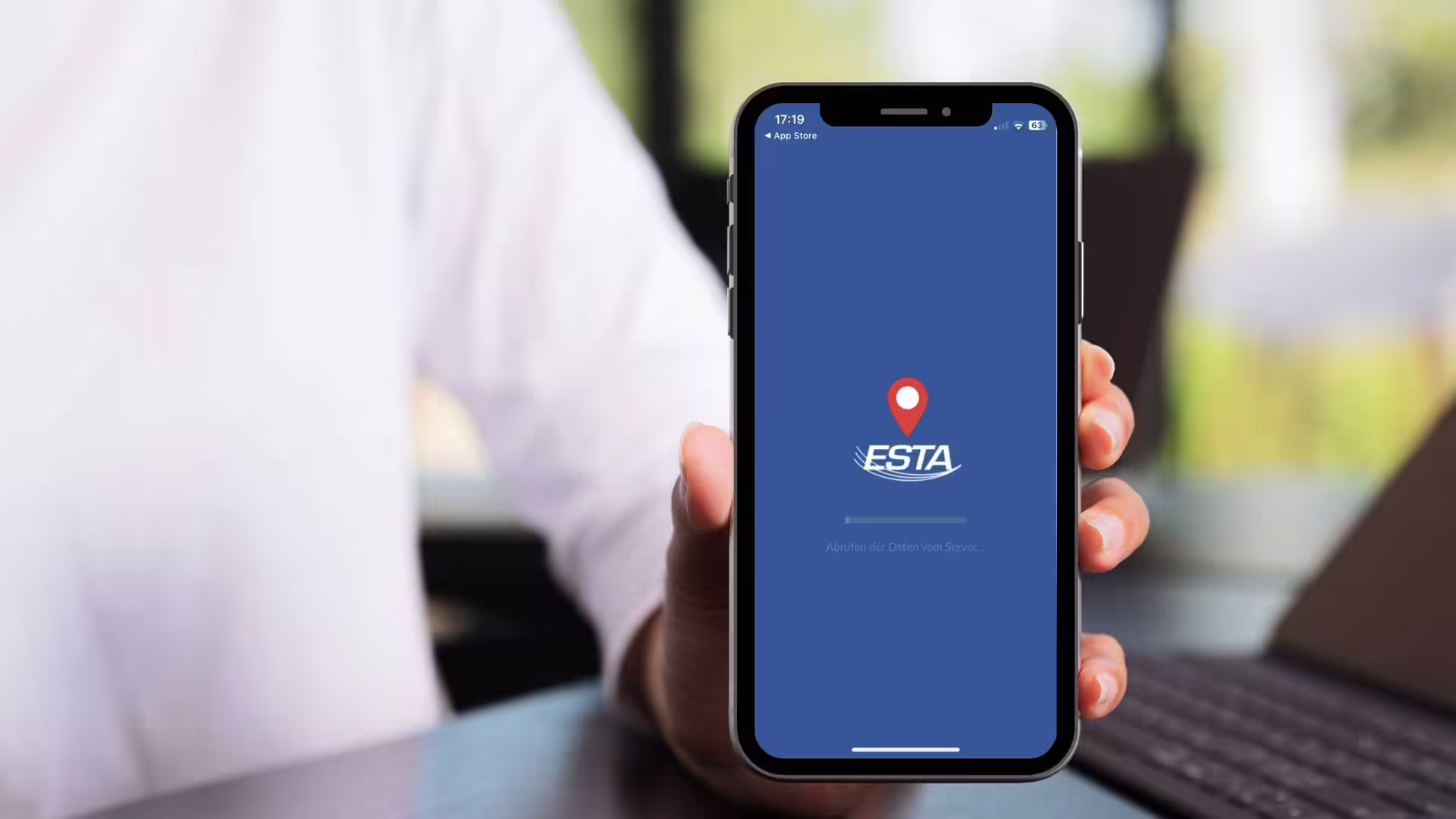 Mobilný telefón s modrou obrazovkou a logom ESTA pri načítavaní údajov